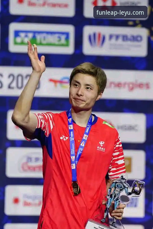 国羽男单八年等待终结，石宇奇亚锦赛登顶最新战报